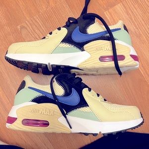 NEW Women’s Nike Air Max Excee size 6 in fossil/hyper blue